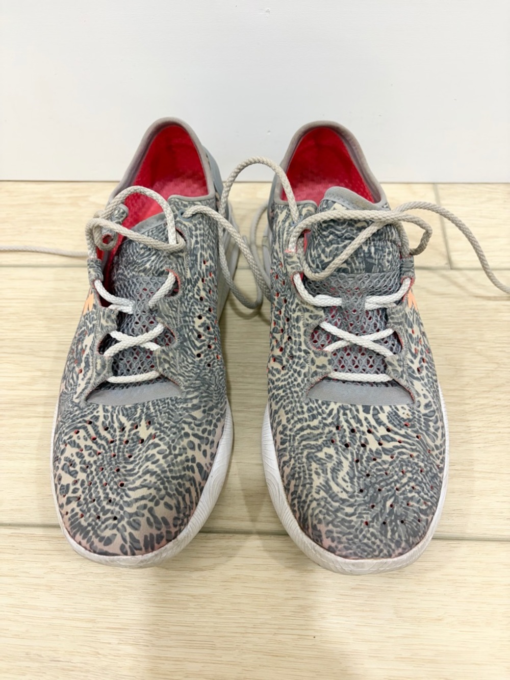 Under Armour Women's Gray Coral Animal Print Running Sneaker Lace Up Low Top - Picture 4 of 6